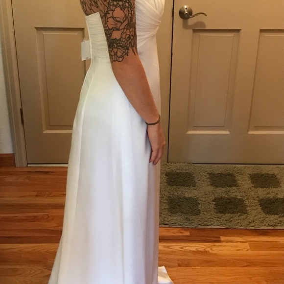 Strapless satin wedding dress. - Picture 3 of 6